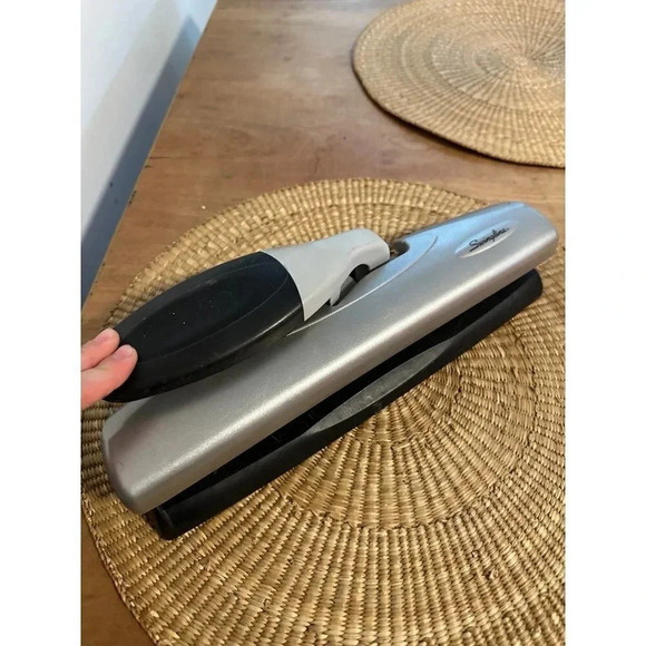 Swingline 3 hole puncher - Picture 3 of 9